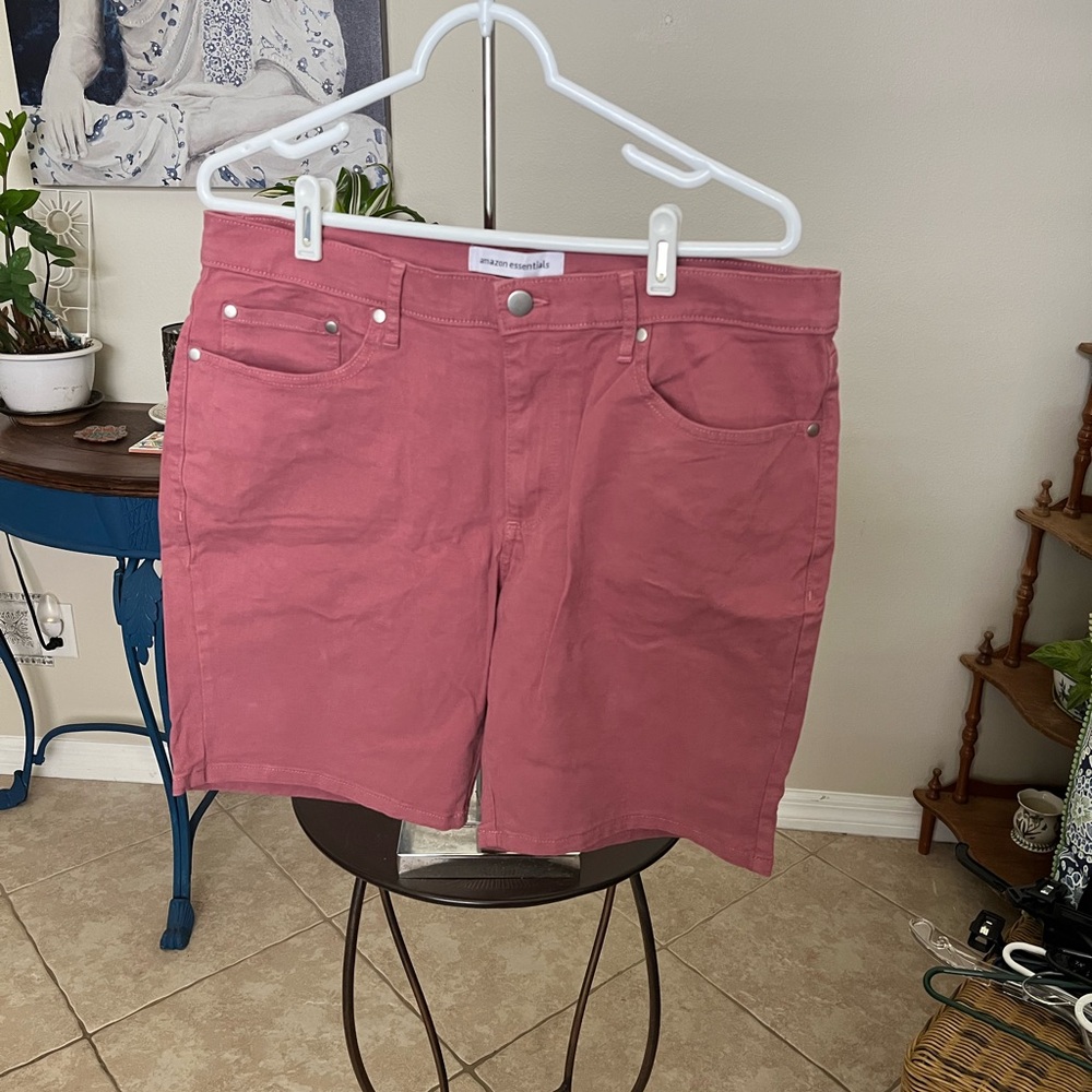 NWOT Amazon Essentials Men's Pink Slim-Fit 8 Inseam Stretch 5-Pocket Short - 34